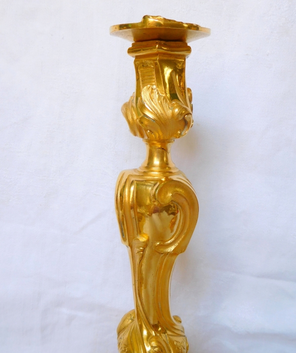 Paire de bougeoirs / flambeaux de style Louis XV en bronze ciselé & doré à l'or fin d'après Meissonnier