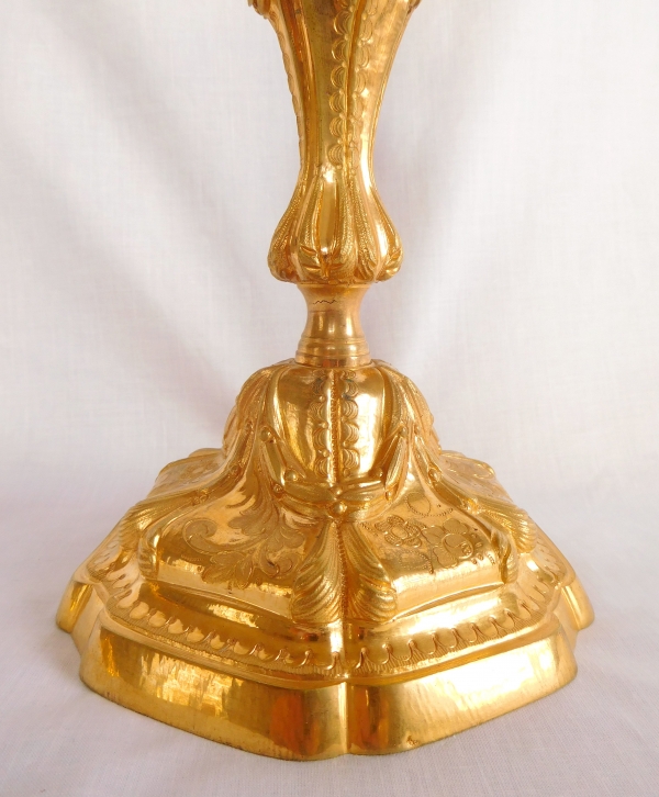 Paire de bougeoirs / flambeaux de style Louis XV Transition en bronze ciselé et doré à l'or fin