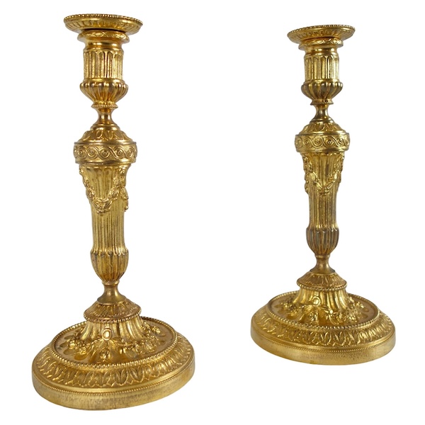 Paire de bougeoirs de style Louis XVI en bronze ciselé et doré à l'or fin