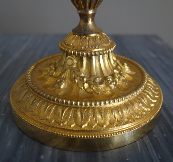 Paire de bougeoirs de style Louis XVI en bronze ciselé et doré à l'or fin