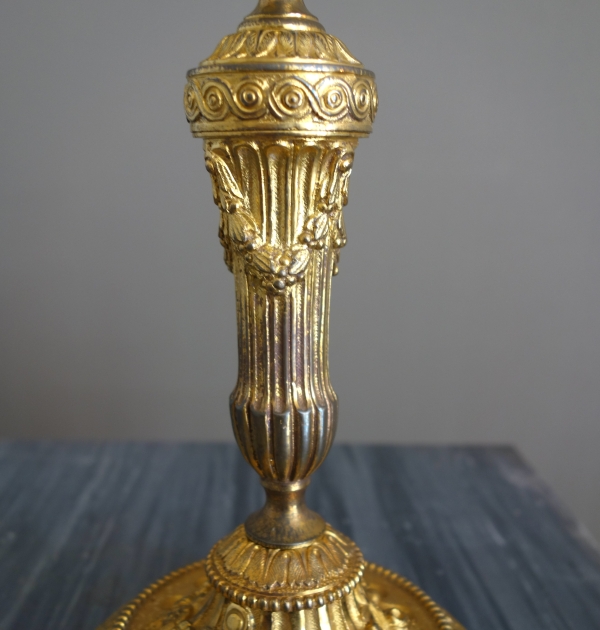 Paire de bougeoirs de style Louis XVI en bronze ciselé et doré à l'or fin