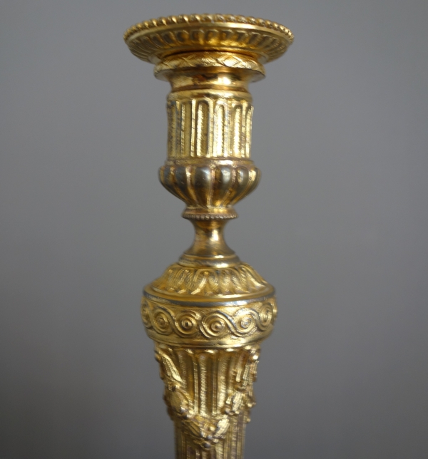 Paire de bougeoirs de style Louis XVI en bronze ciselé et doré à l'or fin