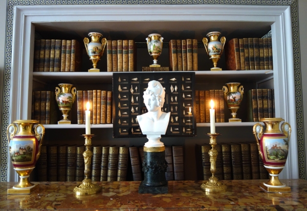 Paire de bougeoirs de style Louis XVI en bronze ciselé et doré à l'or fin