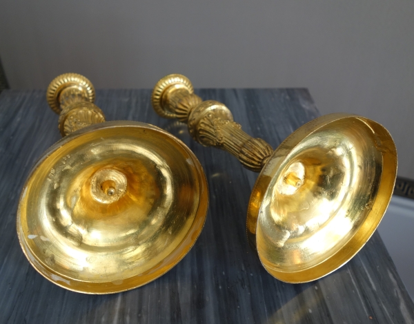 Paire de bougeoirs de style Louis XVI en bronze ciselé et doré à l'or fin