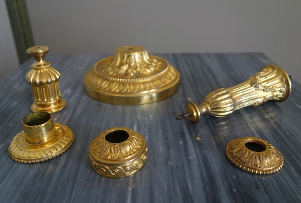 Paire de bougeoirs de style Louis XVI en bronze ciselé et doré à l'or fin