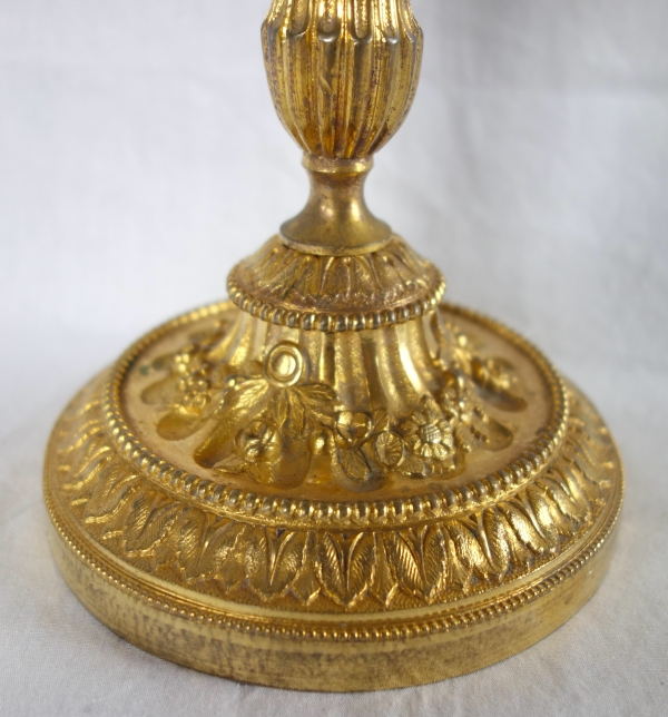 Paire de bougeoirs de style Louis XVI en bronze ciselé et doré à l'or fin