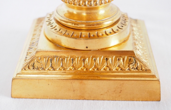 Paire de bougeoirs de toilette de style Louis XVI en bronze ciselé et doré