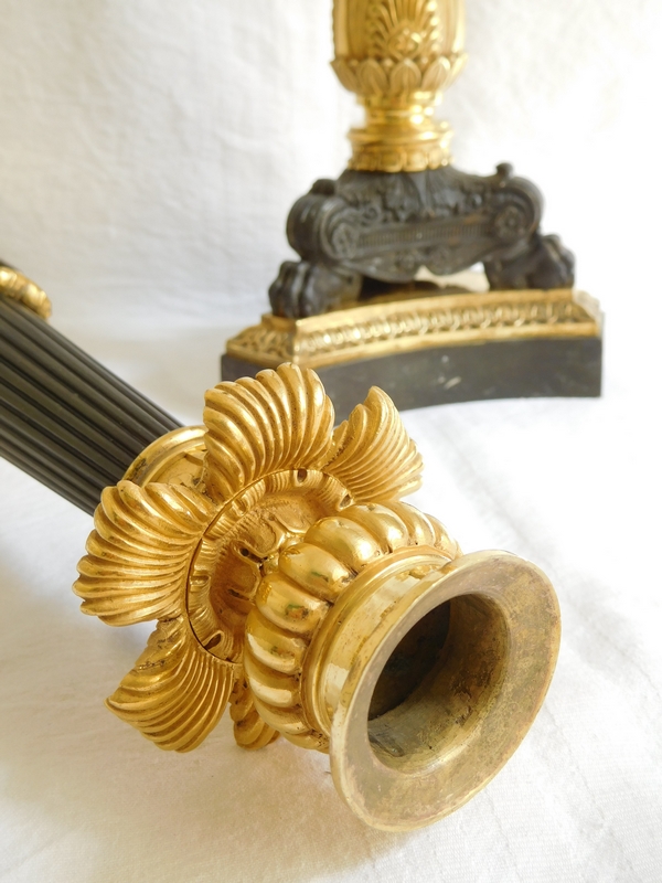 Paire de bougeoirs flambeaux tripodes en bronze patiné et doré au mercure, époque Empire Restauration