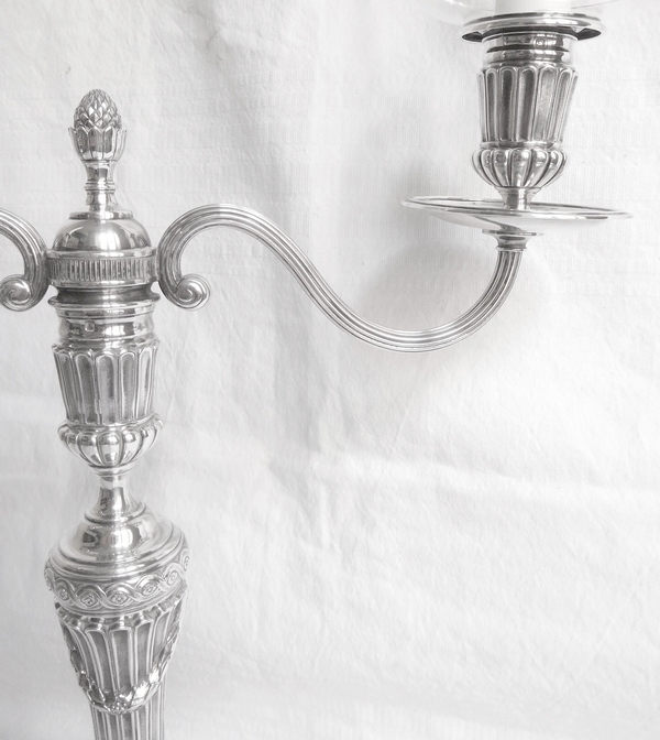 Paire de flambeaux candélabres de style Louis XVI en argent massif, poinçon Minerve