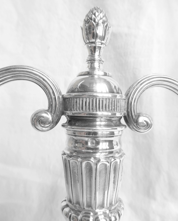 Paire de flambeaux candélabres de style Louis XVI en argent massif, poinçon Minerve