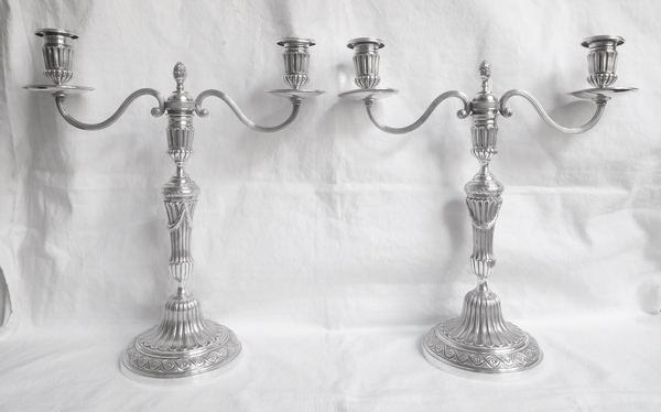 Paire de flambeaux candélabres de style Louis XVI en argent massif, poinçon Minerve