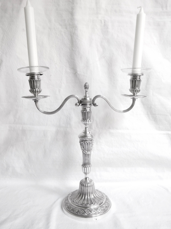 Paire de flambeaux candélabres de style Louis XVI en argent massif, poinçon Minerve