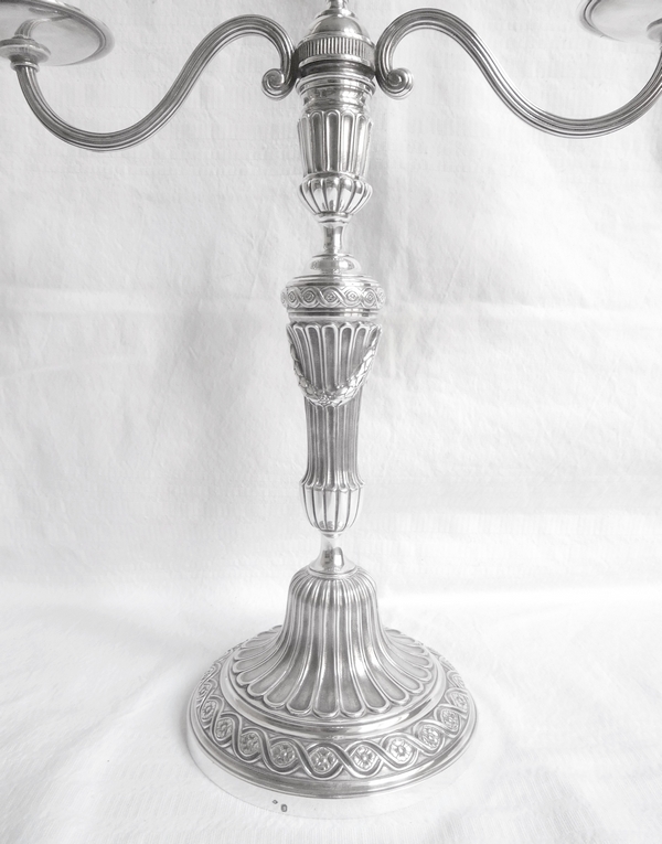 Paire de flambeaux candélabres de style Louis XVI en argent massif, poinçon Minerve