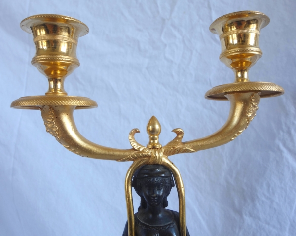 Paire de candélabres d'époque Consulat en bronze patiné et doré - 35,5cm
