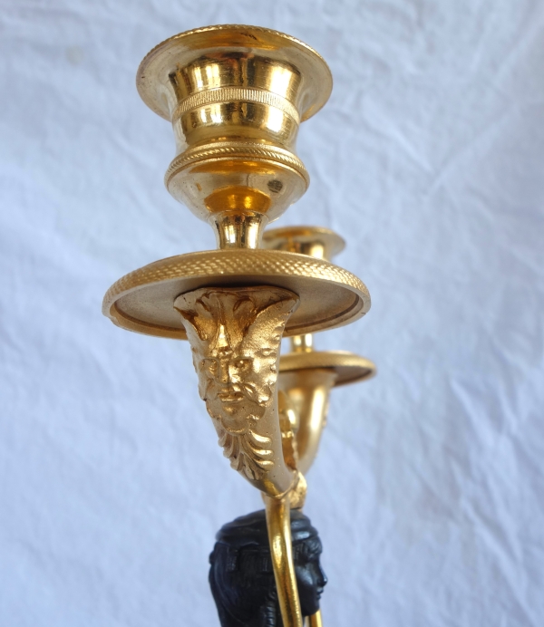 Paire de candélabres d'époque Consulat en bronze patiné et doré - 35,5cm