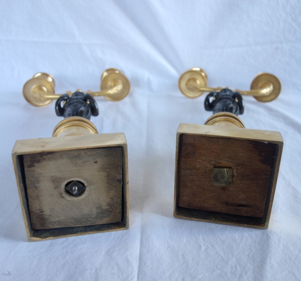 Paire de candélabres d'époque Consulat en bronze patiné et doré - 35,5cm