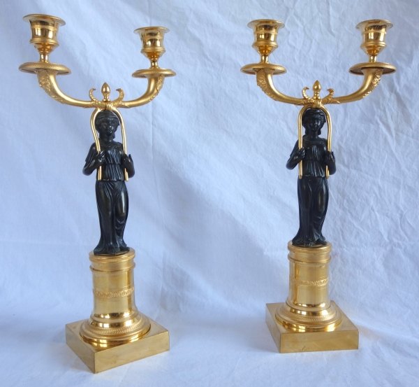 Paire de candélabres d'époque Consulat en bronze patiné et doré - 35,5cm