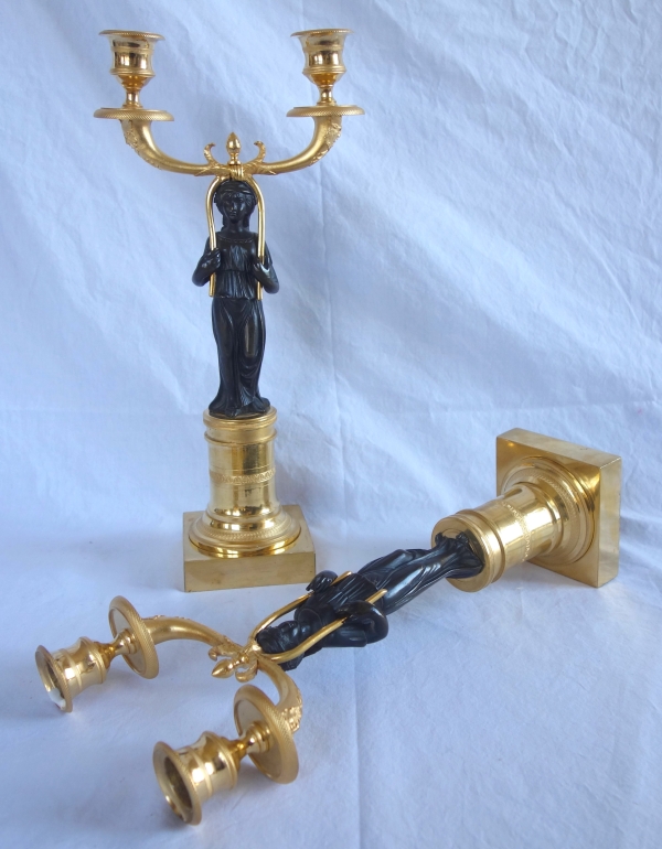 Paire de candélabres d'époque Consulat en bronze patiné et doré - 35,5cm