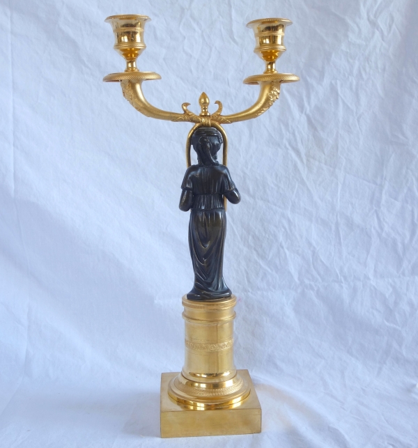 Paire de candélabres d'époque Consulat en bronze patiné et doré - 35,5cm