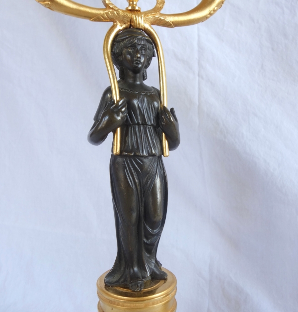 Paire de candélabres d'époque Consulat en bronze patiné et doré - 35,5cm