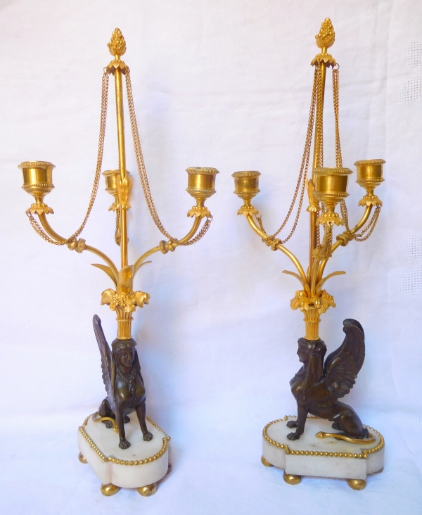 Paire de candélabres Directoire aux sphinges, époque fin XVIIIe début XIXe siècle - bronze et marbre