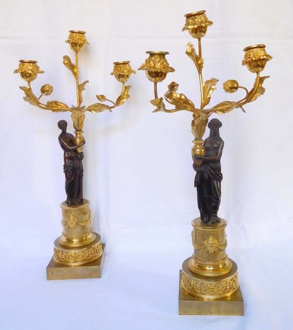 Paire de candélabres aux Romains, bronze patiné et doré, époque Empire