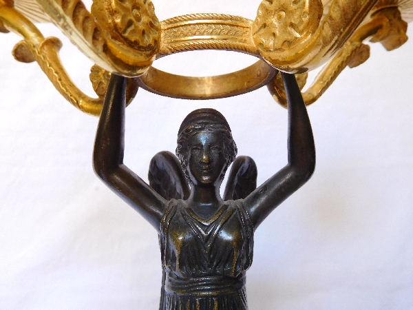 Paire de candélabres Empire à la Victoire ailée, bronze doré et marbre jaune de Sienne