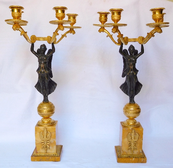 Paire de candélabres Empire à la Victoire ailée, bronze doré et marbre jaune de Sienne