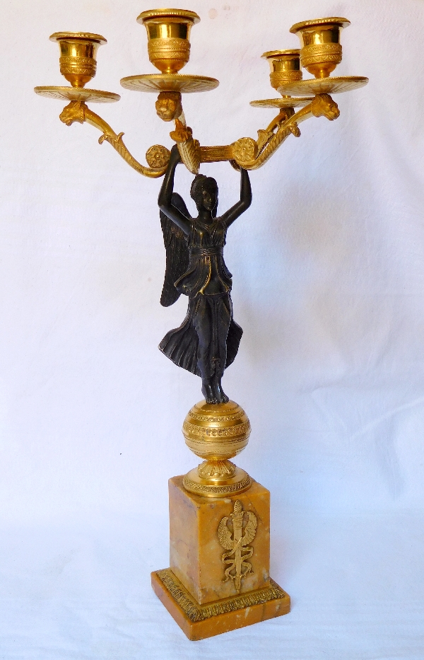 Paire de candélabres Empire à la Victoire ailée, bronze doré et marbre jaune de Sienne