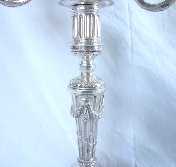 Paire de flambeaux candélabres d'époque Louis XVI en bronze argenté, usage 1 à 3 feux