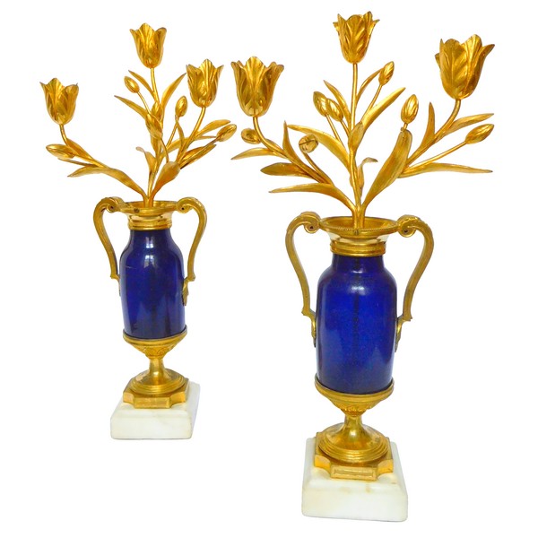 Paire de candélabres d'époque Louis XVI en verre bleu du Creusot, bronze doré et marbre