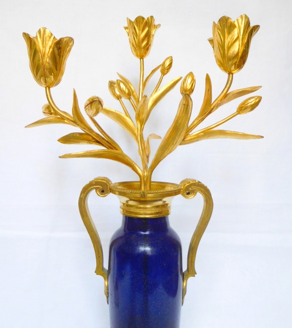 Paire de candélabres d'époque Louis XVI en verre bleu du Creusot, bronze doré et marbre