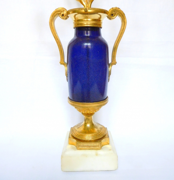 Paire de candélabres d'époque Louis XVI en verre bleu du Creusot, bronze doré et marbre