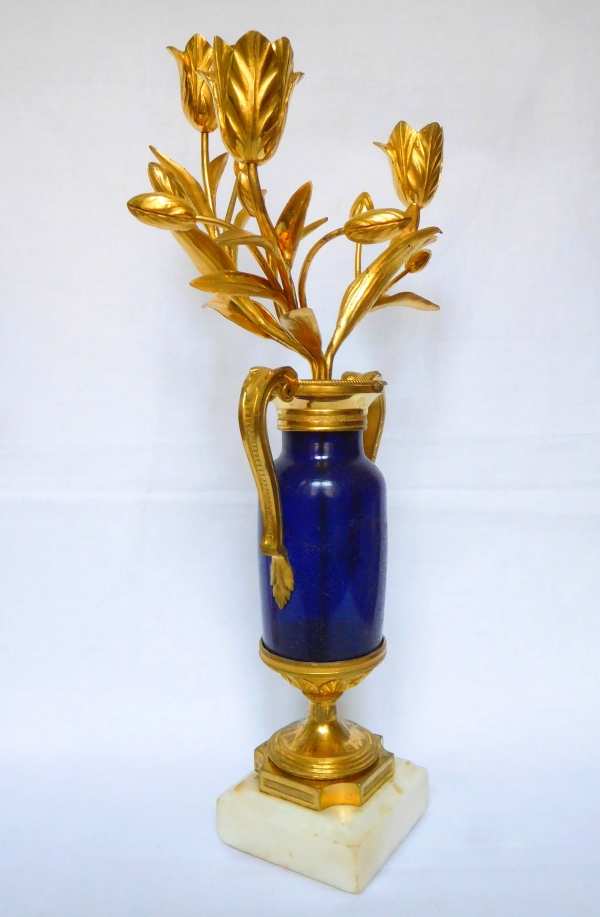 Paire de candélabres d'époque Louis XVI en verre bleu du Creusot, bronze doré et marbre