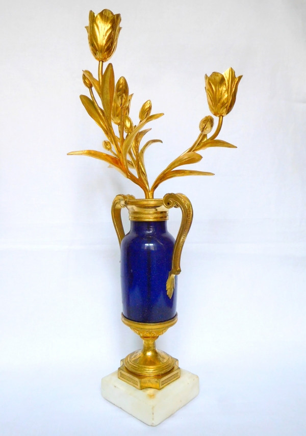 Paire de candélabres d'époque Louis XVI en verre bleu du Creusot, bronze doré et marbre