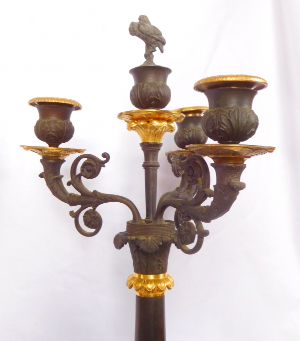 Paire de candélabres Empire en bronze patiné et doré, époque Restauration - 52,5cm