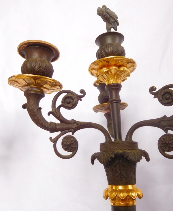 Paire de candélabres Empire en bronze patiné et doré, époque Restauration - 52,5cm
