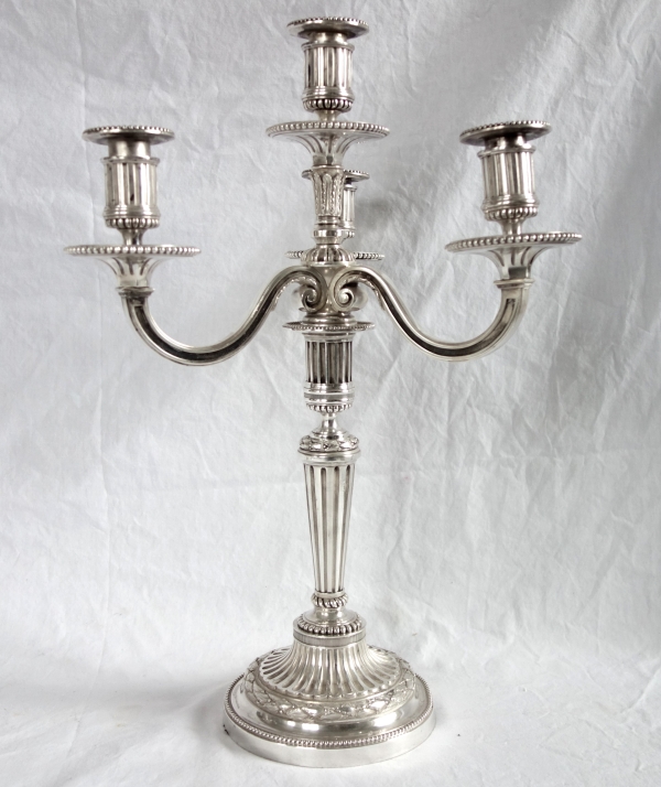 Paire de grands candélabres de style Louis XVI à 4 feux en bronze argenté