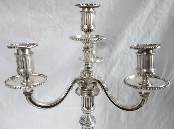 Paire de grands candélabres de style Louis XVI à 4 feux en bronze argenté