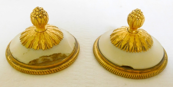 Paire de cassolettes à bougeoirs renversés en bronze doré et marbre, style Louis XVI