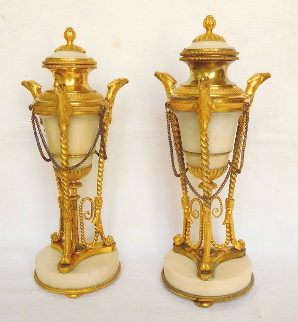 Paire de cassolettes à bougeoirs renversés en bronze doré et marbre, style Louis XVI