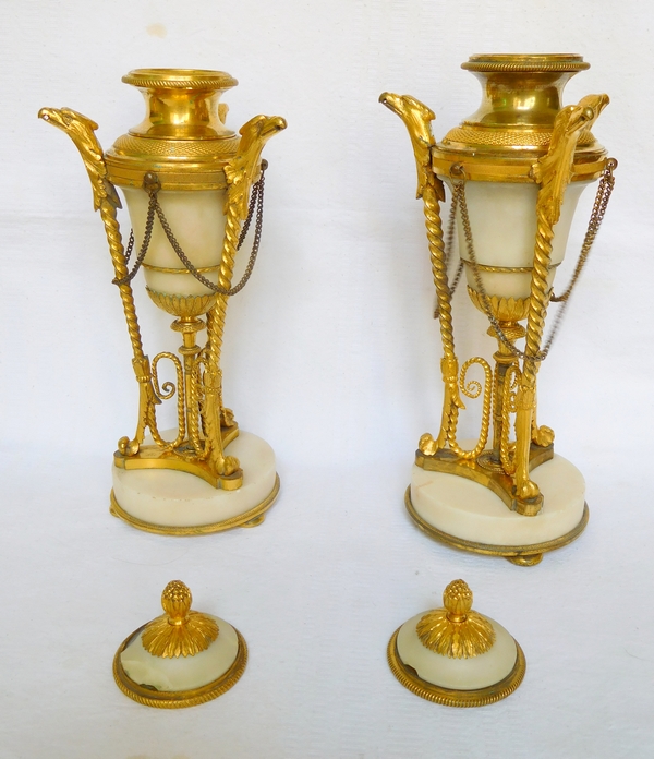 Paire de cassolettes à bougeoirs renversés en bronze doré et marbre, style Louis XVI