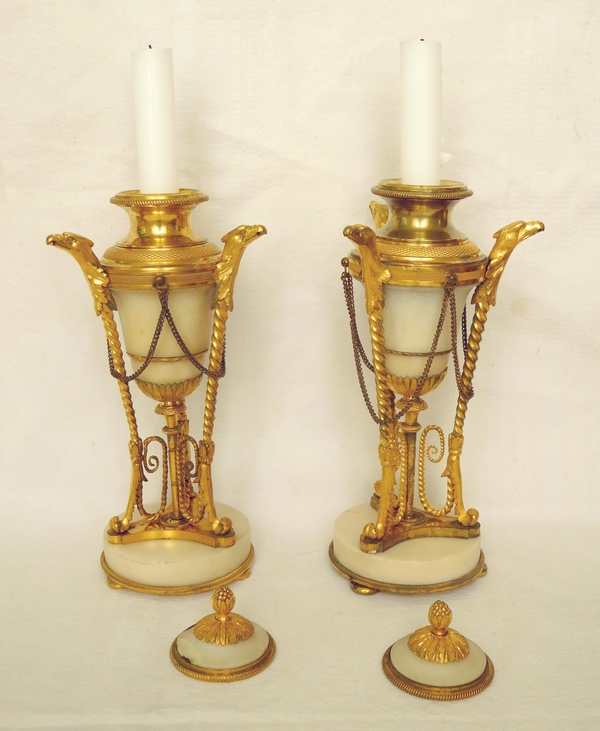 Paire de cassolettes à bougeoirs renversés en bronze doré et marbre, style Louis XVI