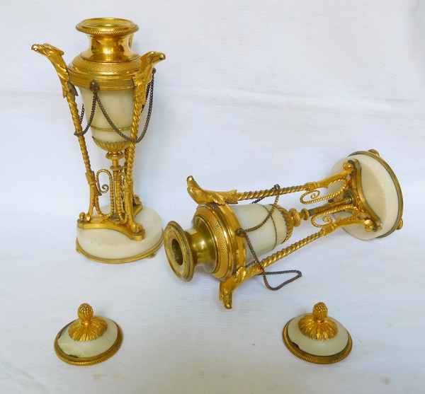 Paire de cassolettes à bougeoirs renversés en bronze doré et marbre, style Louis XVI