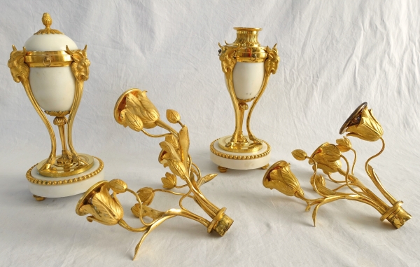 Pair of Louis XVI style ormolu and marble candlesticks / cassolettes, 19th century