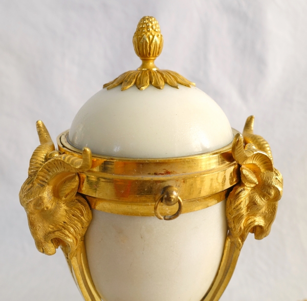 Pair of Louis XVI style ormolu and marble candlesticks / cassolettes, 19th century