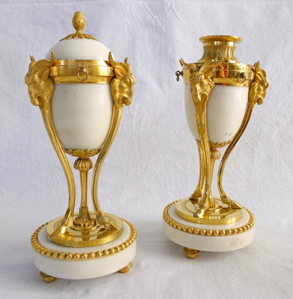Pair of Louis XVI style ormolu and marble candlesticks / cassolettes, 19th century