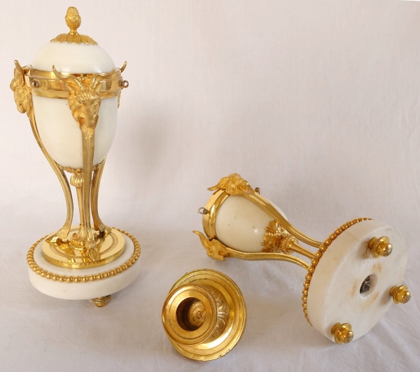 Pair of Louis XVI style ormolu and marble candlesticks / cassolettes, 19th century