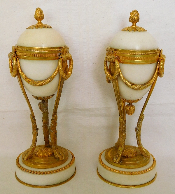 Paire de cassolettes à bougeoirs renversés en bronze doré et marbre, style Louis XVI