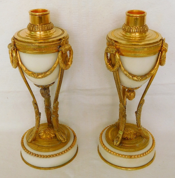 Paire de cassolettes à bougeoirs renversés en bronze doré et marbre, style Louis XVI